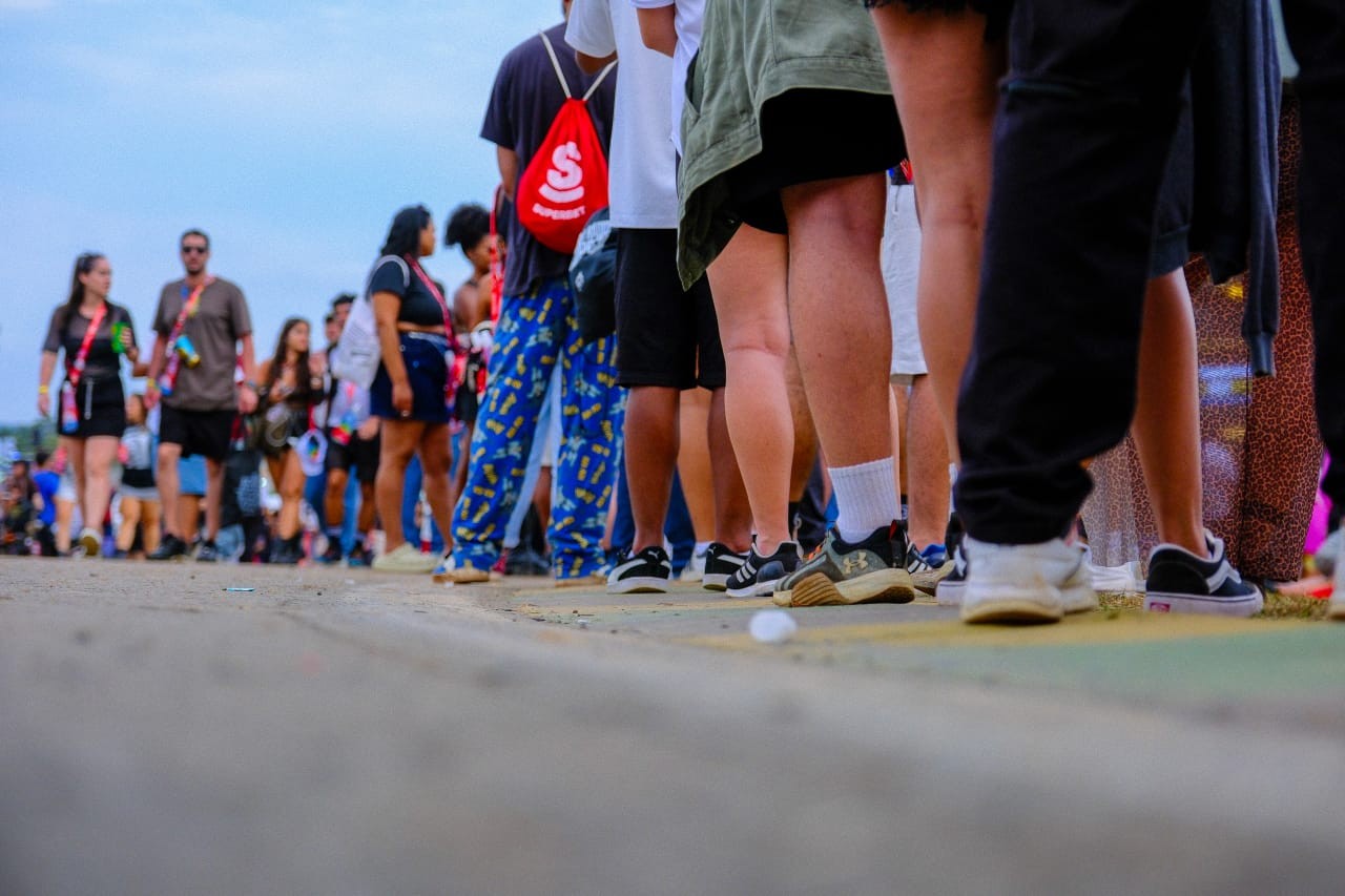 Loucos por brindes... fãs ficam mais de duas horas em filas para pegar mimos em festival