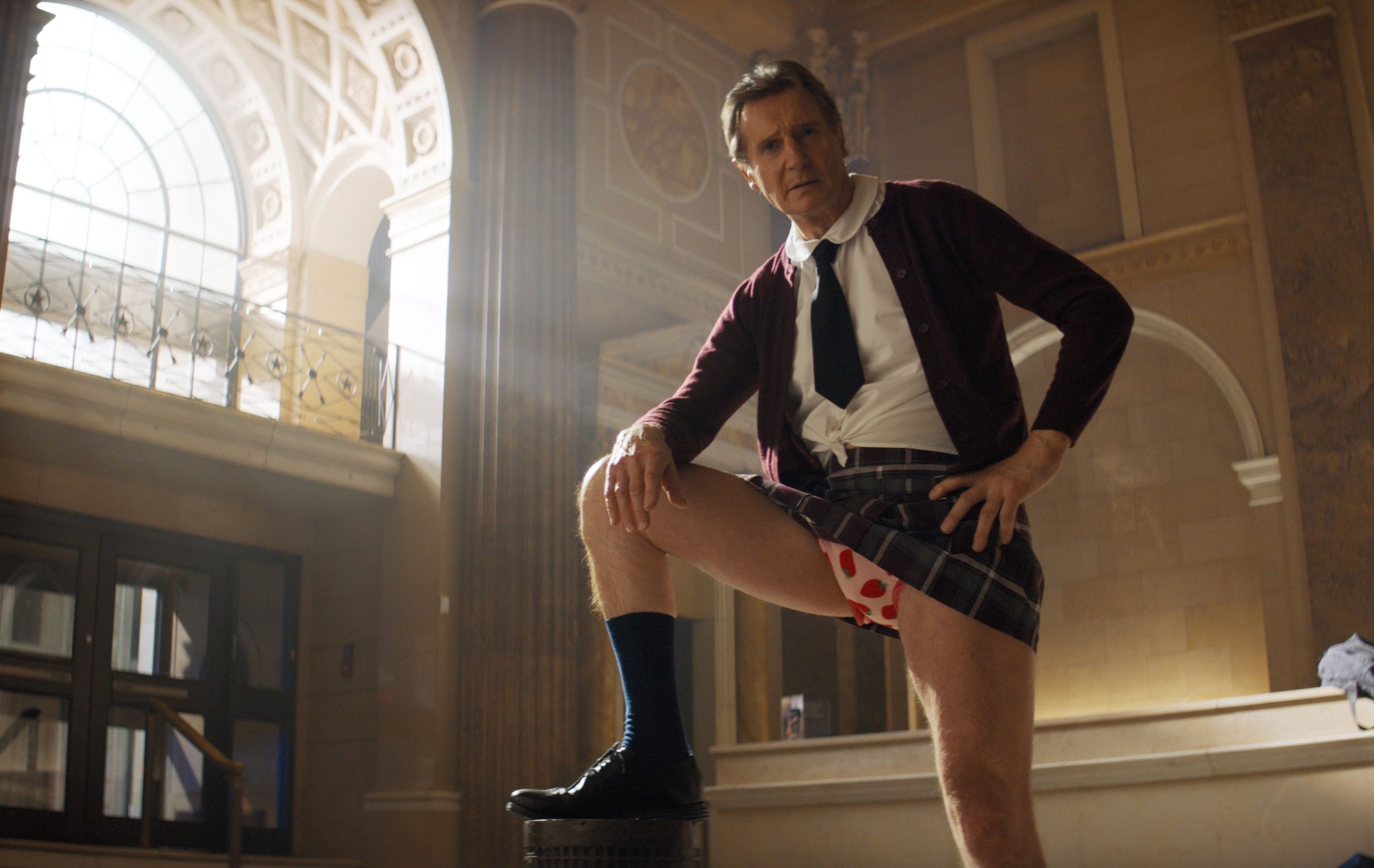 'Corra que a polícia vem aí!' acerta em cheio com Liam Neeson para resgatar série de filmes; g1 já viu