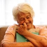 'Estou madura só por fora, por dentro tenho 17 anos', diz Adélia Prado, com quase 90