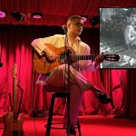 Arthur Nogueira mergulha na poesia moderna de Antonio Cicero em show de atmosfera gay e clima invernal