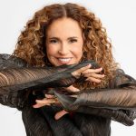 Daniela Mercury reforça os laços de 40 anos com cancioneiro lapidar de Chico Buarque no inédito show ‘Uma Chica’