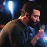 De olho no retrovisor, Gusttavo Lima recicla modas, sofrências e clichês no clima intimista do álbum 'Feito à mão'