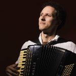 Discípulo de Oswaldinho do Acordeom, Pablo Moura manda baiões e frevos de Pernambuco para o mundo em álbum autoral programado para setembro