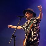 Mundo Livre S/A rebobina o primeiro álbum, após 30 anos, em disco ao vivo que eterniza show feito em SP em 2024