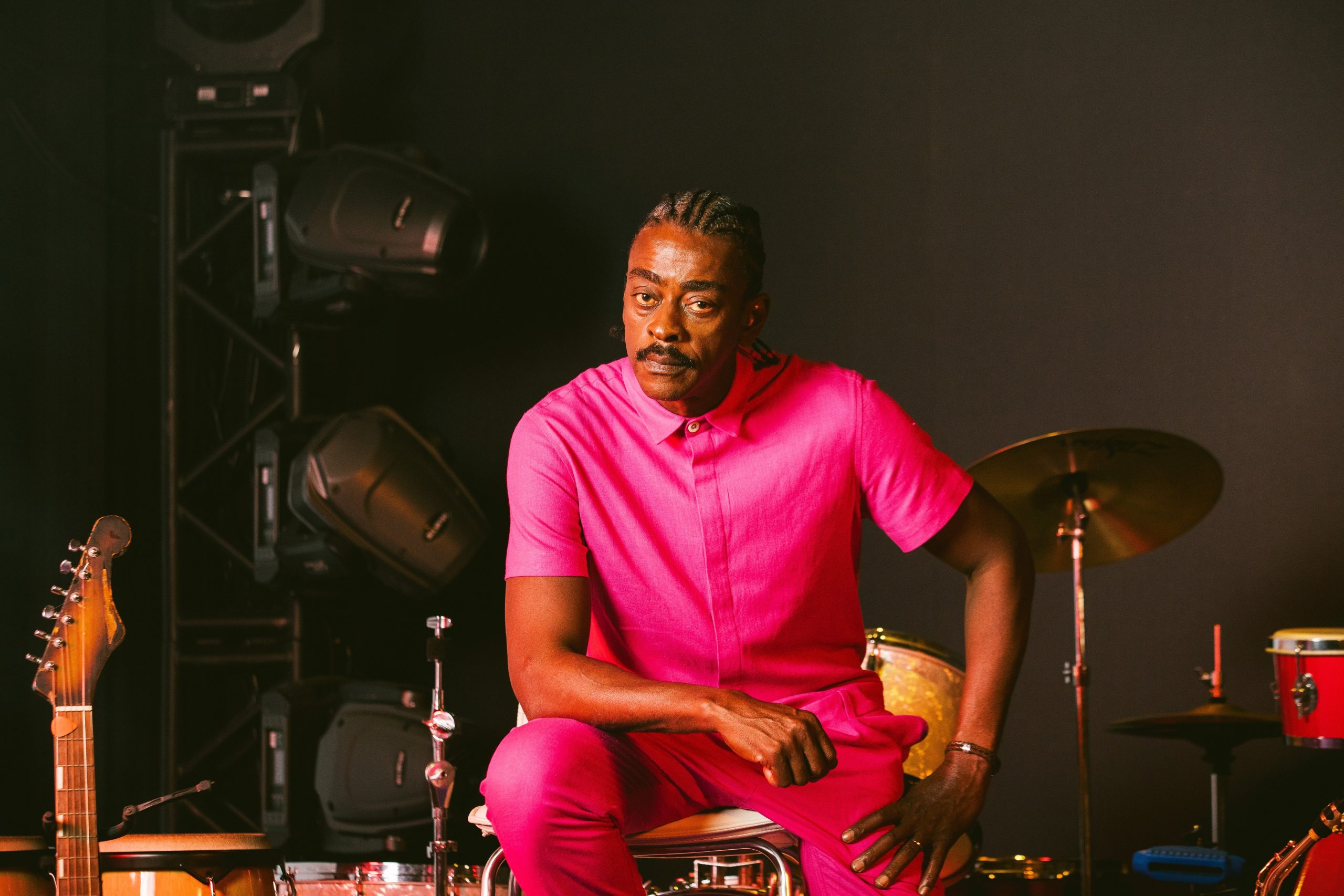 Seu Jorge fala do 1º álbum de inéditas em 10 anos: 'Não podemos rebaixar o nível da poesia da MPB'