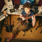 Valentim Frateschi faz ‘Mau contato’ com Sophia Chablau em música de ‘Estreito’, álbum solo calcado no groove