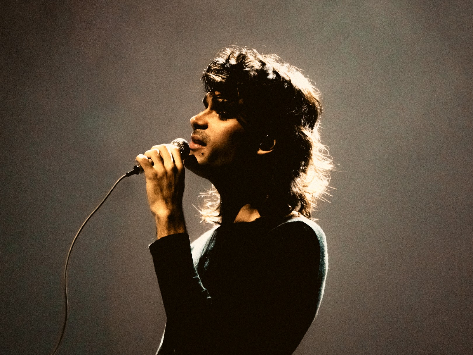 Zé Ibarra ‘janta’ o público na estreia carioca do show 'Afim' ao se portar em cena como lobo sensual e nada bobo...