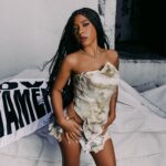 Ajuliacosta ergue bandeira da liberdade feminina em ‘Novo testamento’, álbum quente que firma a voz altiva da rapper