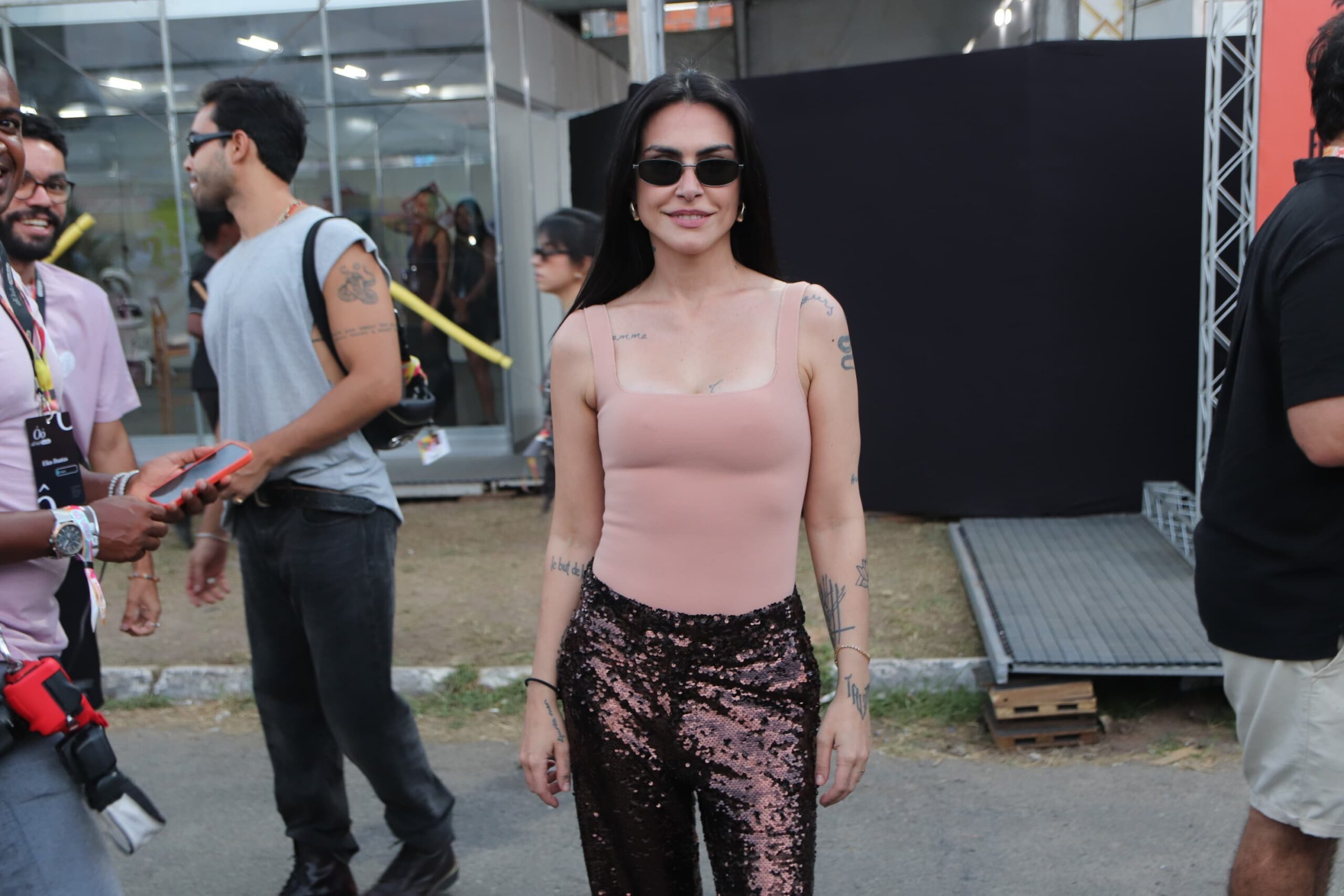 Cleo Pires viraliza com respostas curtas para repórter e amigos famosos defendem; entenda
