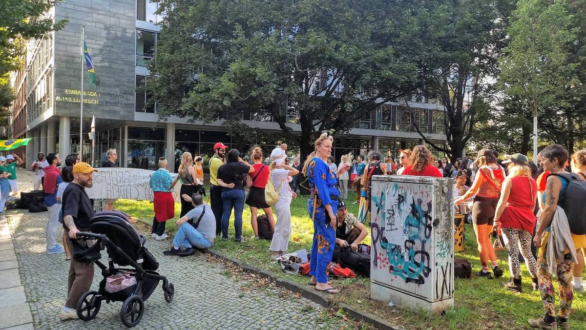 Com bandeiras e charanga, centenas gritam 'sem anistia' em manifestação em Berlim - 21/09/2025 - Poder
