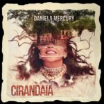 Daniela Mercury expõe a arte de Jeane Terra na capa do álbum ‘Cirandaia’