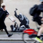 É #FAKE que novo grafite de Banksy mostre bandeira da Inglaterra na mão de manifestante agredido por juiz; trata-se de montagem