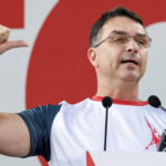 Flávio Bolsonaro compara caso de Zambelli ao de Battisti - 21/09/2025 - Poder