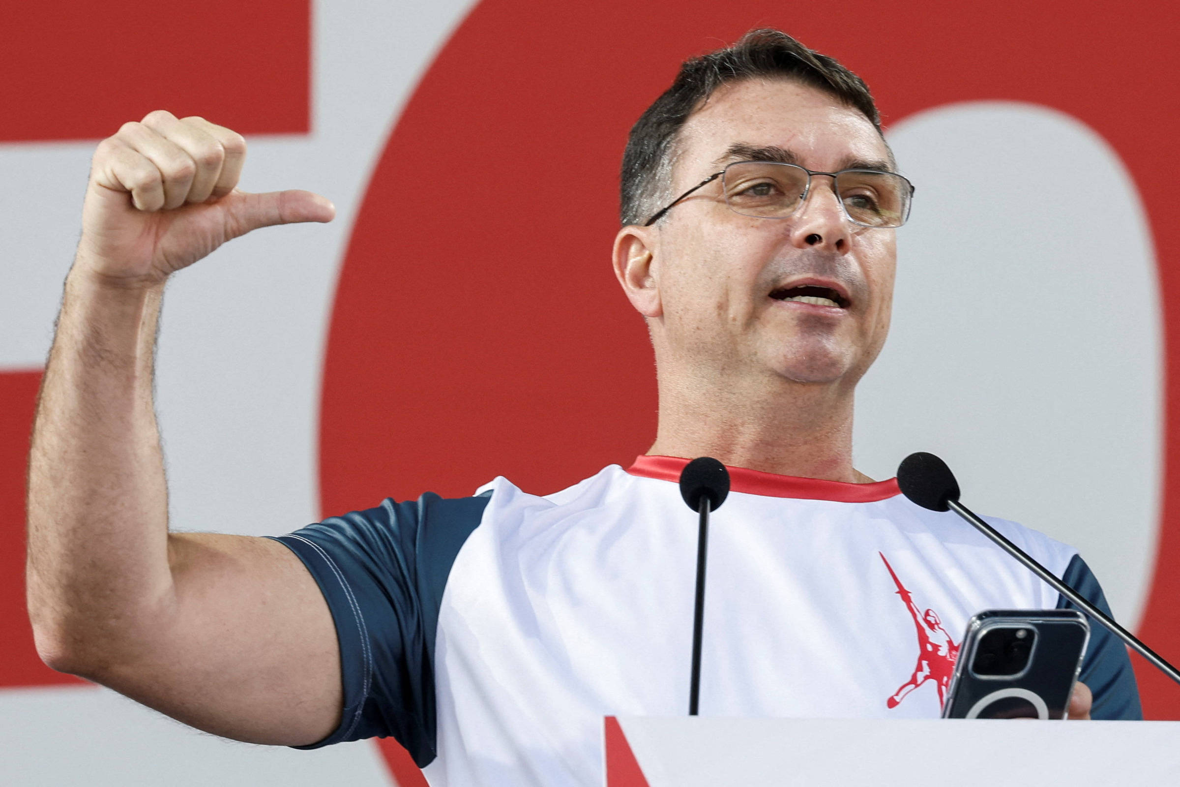 Flávio Bolsonaro compara caso de Zambelli ao de Battisti - 21/09/2025 - Poder