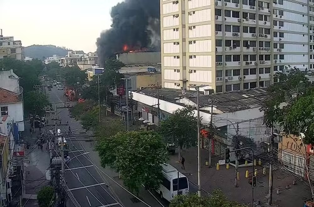 Incêndio em loja de plásticos mobiliza bombeiros e interdita via na Zona Oeste do Rio