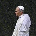 Leão 14 busca caminho próprio em meio à onipresença de Francisco