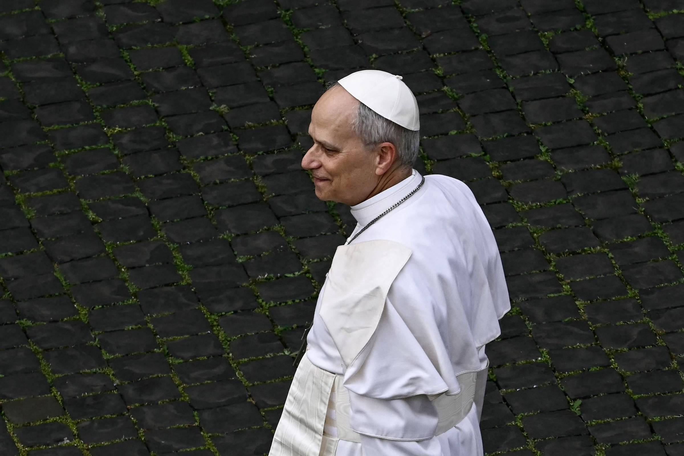 Leão 14 busca caminho próprio em meio à onipresença de Francisco