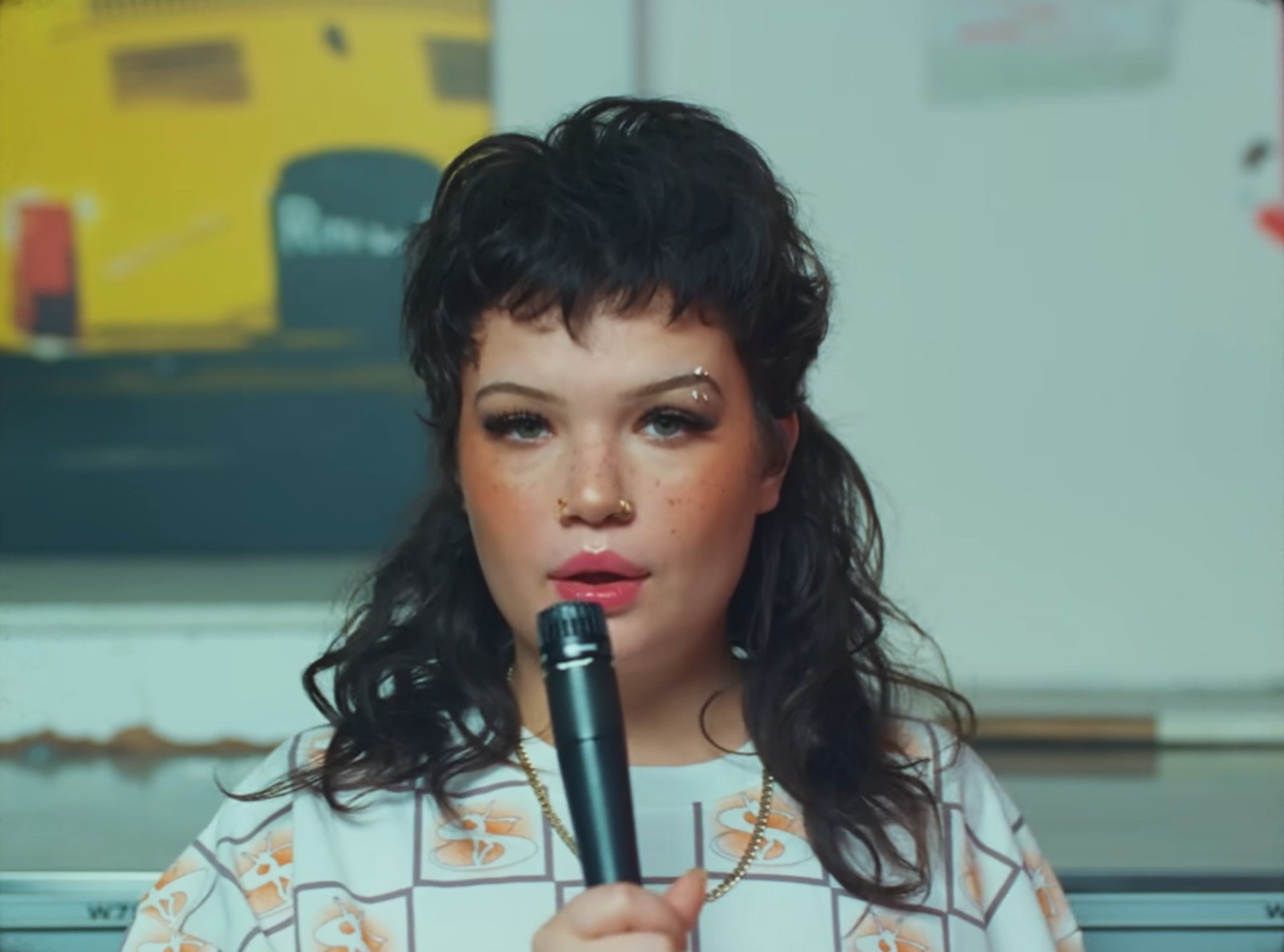 Lola Young cancela show no Lollapalooza Brasil 2026 após desmaiar em palco