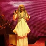 Maria Bethânia se perfila, ao retratar a ‘pátria dos exus’, em grande samba de Xande de Pilares e Paulo César Feital