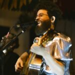 Martins canta Caetano Veloso, Marina Lima, Herbert Vianna e Zeca Baleiro no álbum ao vivo de intérprete ‘Versões’