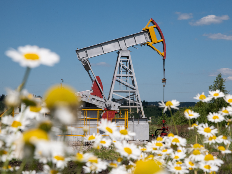 Petróleo fecha em queda por preocupações com grande volume de oferta