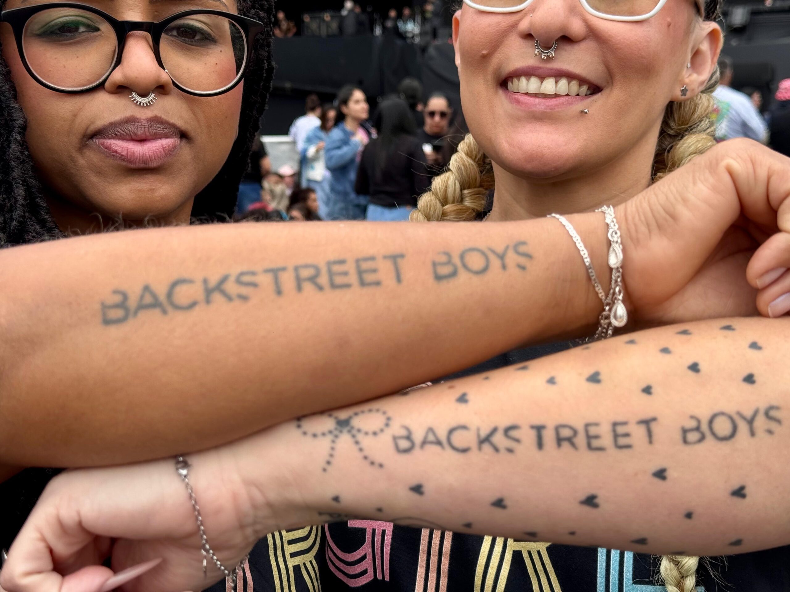 Vale tudo pelos ídolos? Fãs de Backstreet Boys ostentam tatuagens da boy band no The Town