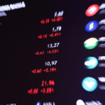 Apesar de pressão em Petrobras e BB, Ibovespa sobe 0,65% e retoma 142 mil pontos