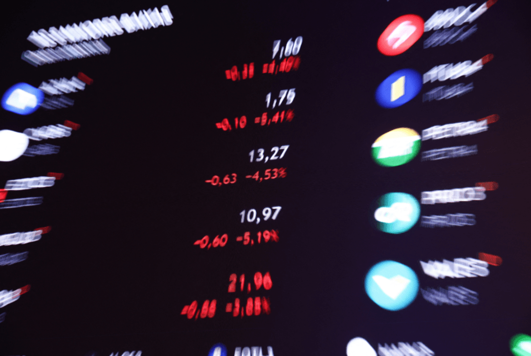 Apesar de pressão em Petrobras e BB, Ibovespa sobe 0,65% Apesar de pressão em Petrobras e BB, Ibovespa sobe 0,65% e retoma 142 mil pontos