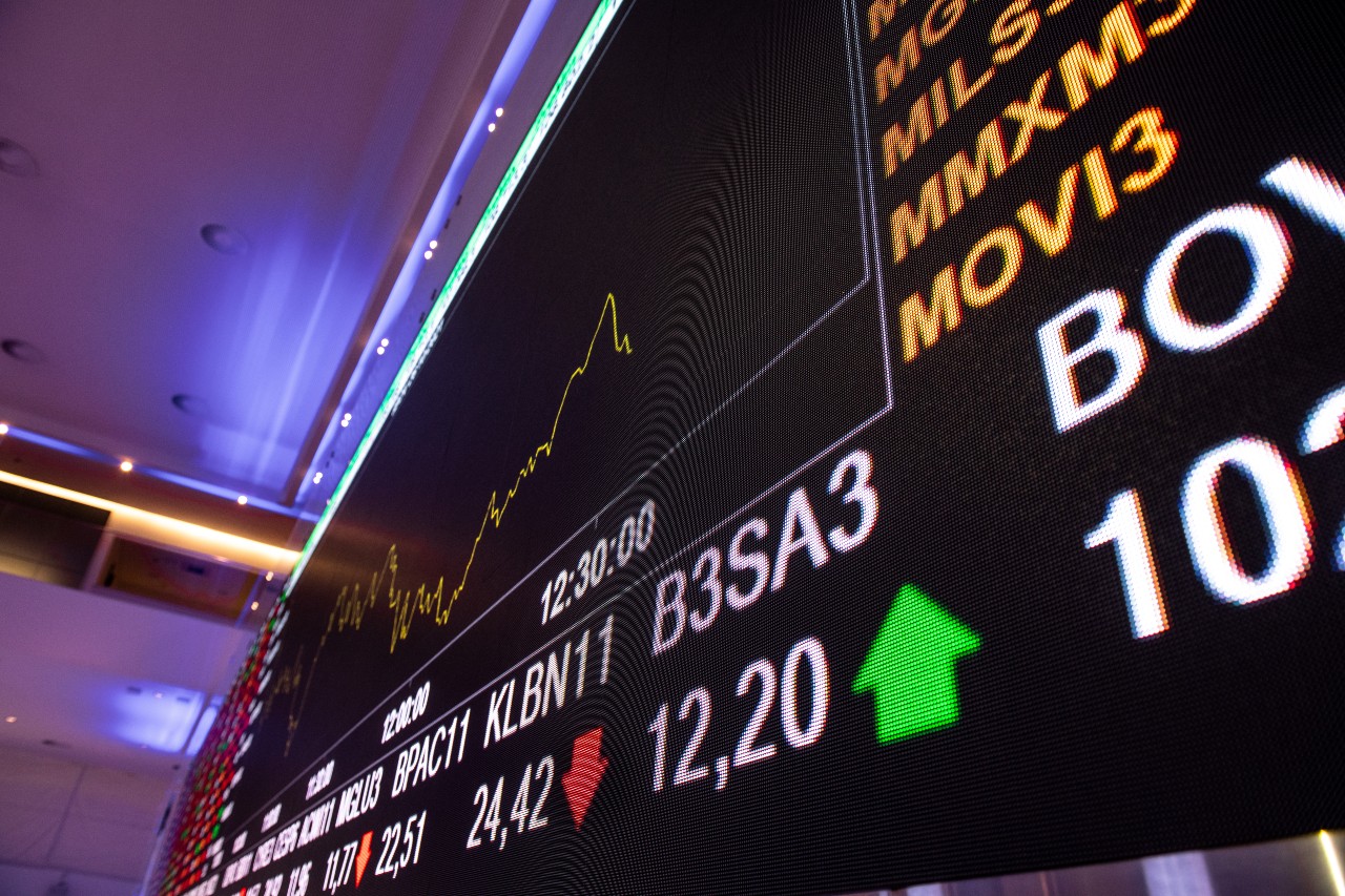 Após abrir em queda, Ibovespa vai a 143 mil com NY e releitura sobre quadro externo