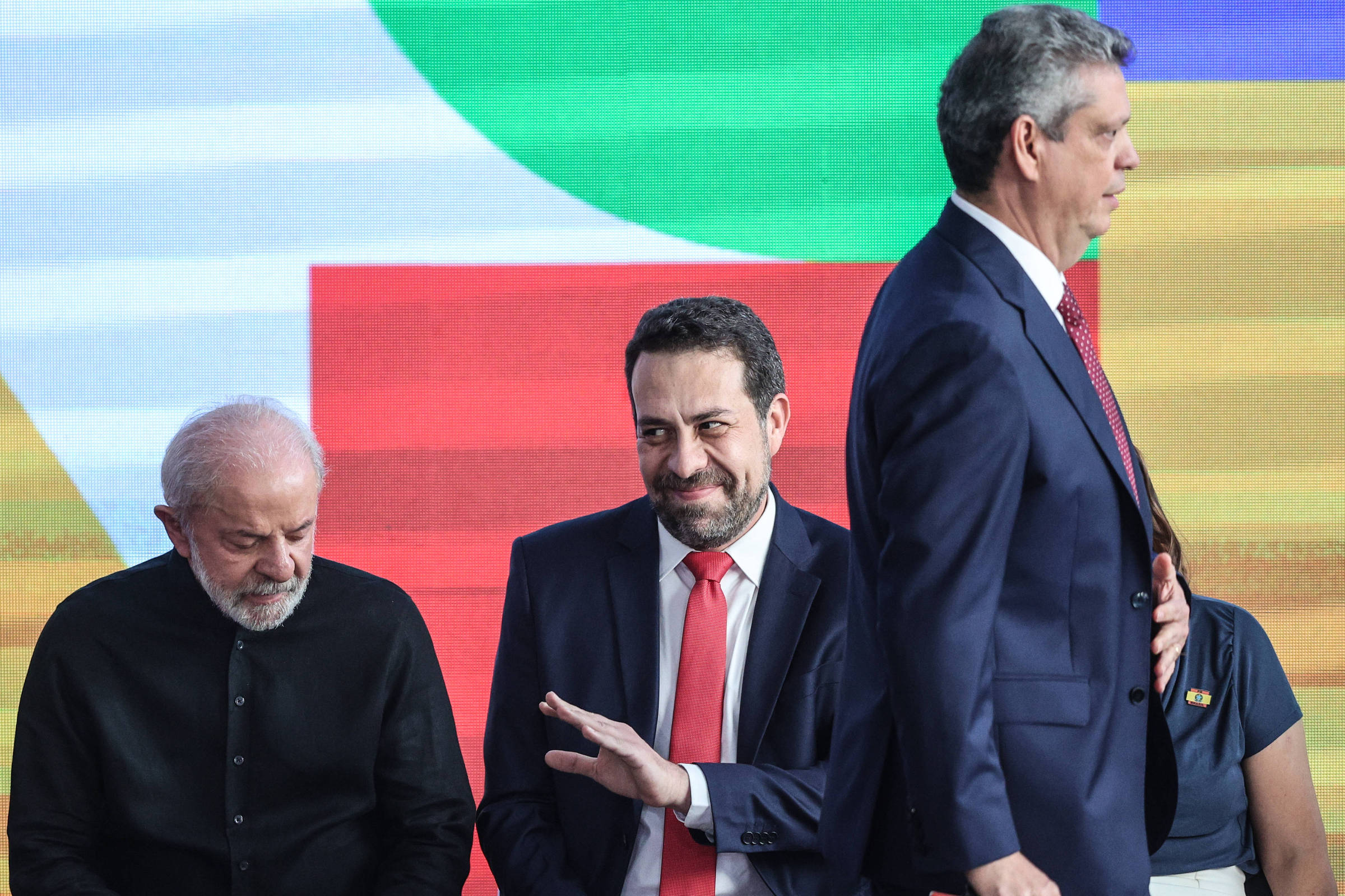 Boulos toma posse e pede minuto de silêncio por ação no RJ - 29/10/2025 - Poder