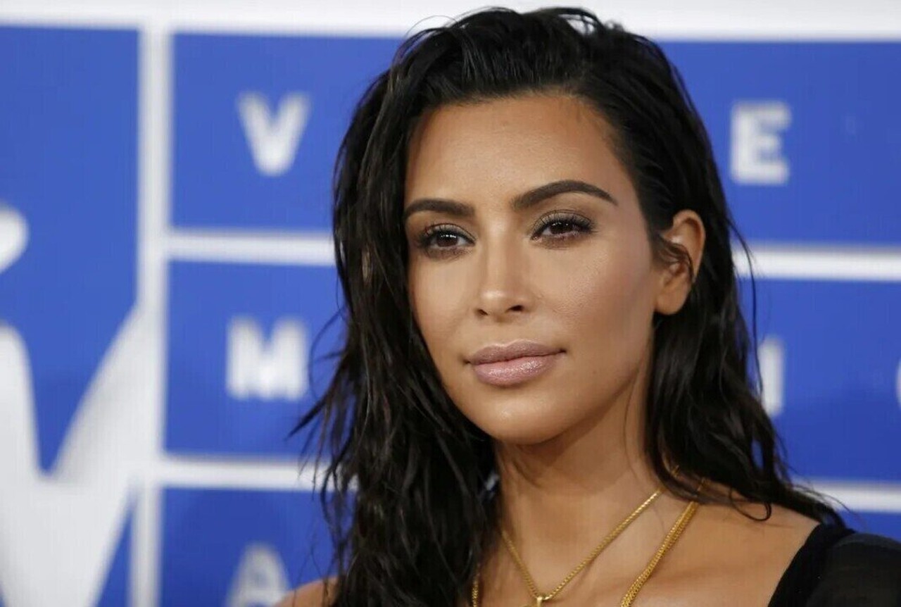Calcinha com pelos falsos, cinta 'anti-papada' e mais: relembre produtos polêmicos de Kim Kardashian