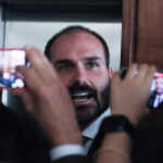 Câmara não diz se Eduardo Bolsonaro pode votar dos EUA - 29/10/2025 - Poder