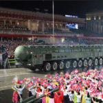 Coreia do Norte realiza desfile militar e exibe novo míssil intercontinental