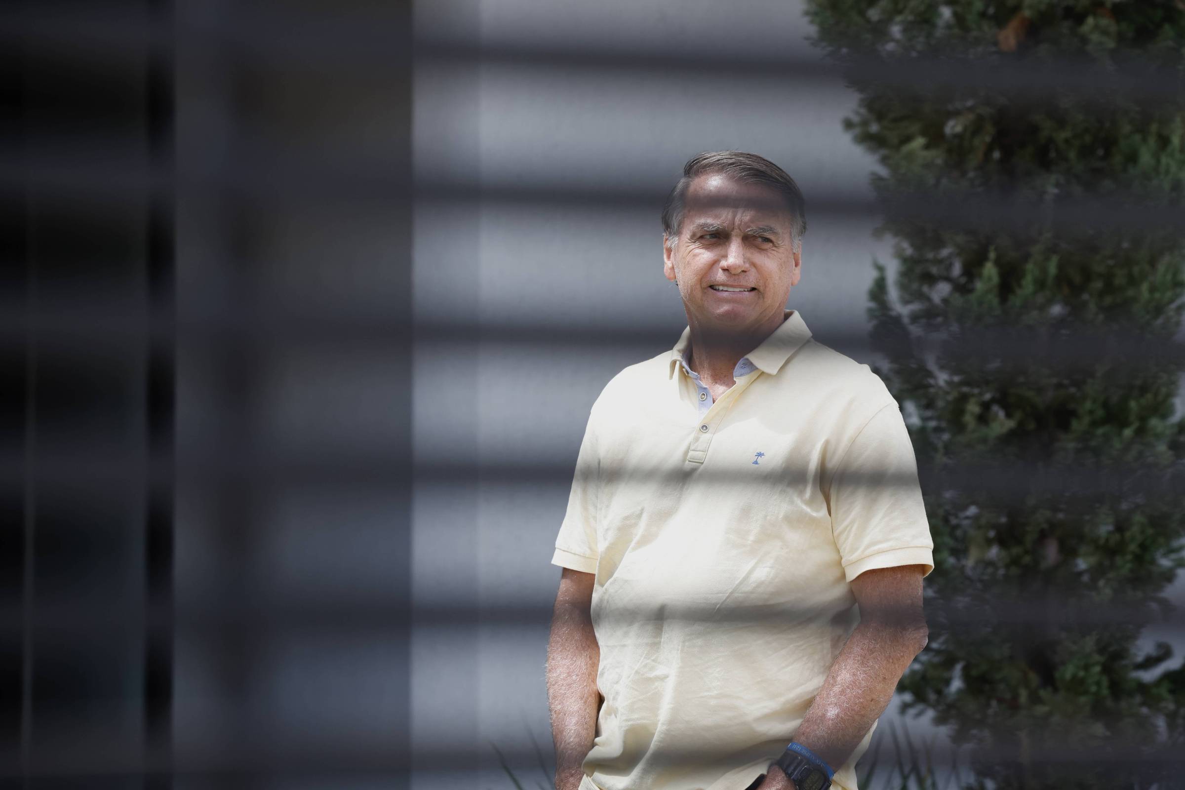 Defesa de Bolsonaro pede visita de médica após soluços - 13/10/2025 - Brasília Hoje