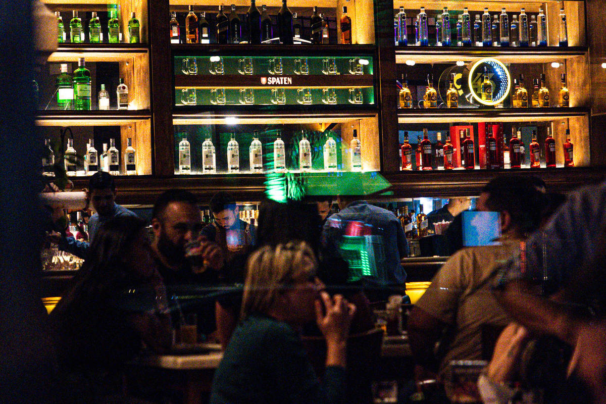 Desinformação sobre metanol em bebidas afeta economia real - 06/10/2025 - Encaminhado com Frequência