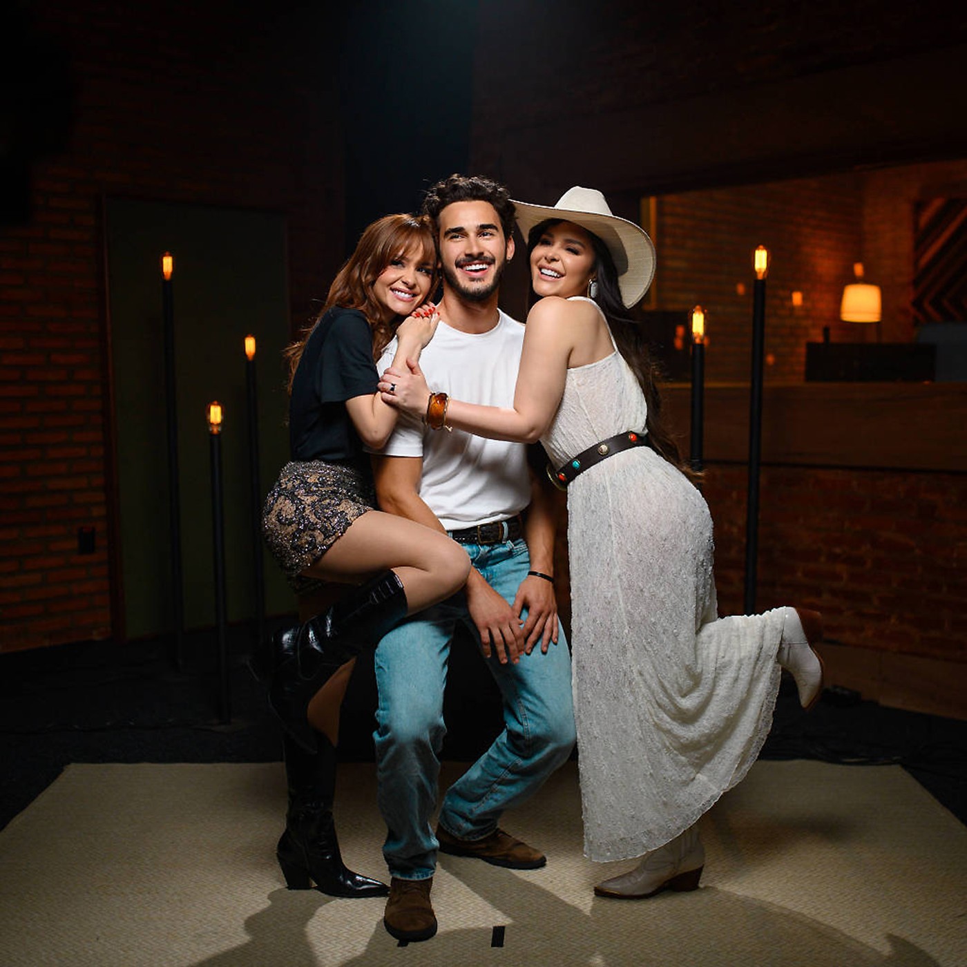 Filipe Bragança segue o compasso sertanejo, na pele do cantor João Raul, em single com a dupla Maiara e Maraisa