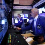 Futuros de NY operam mistos em meio ao shutdown e expectativa por cortes de juros