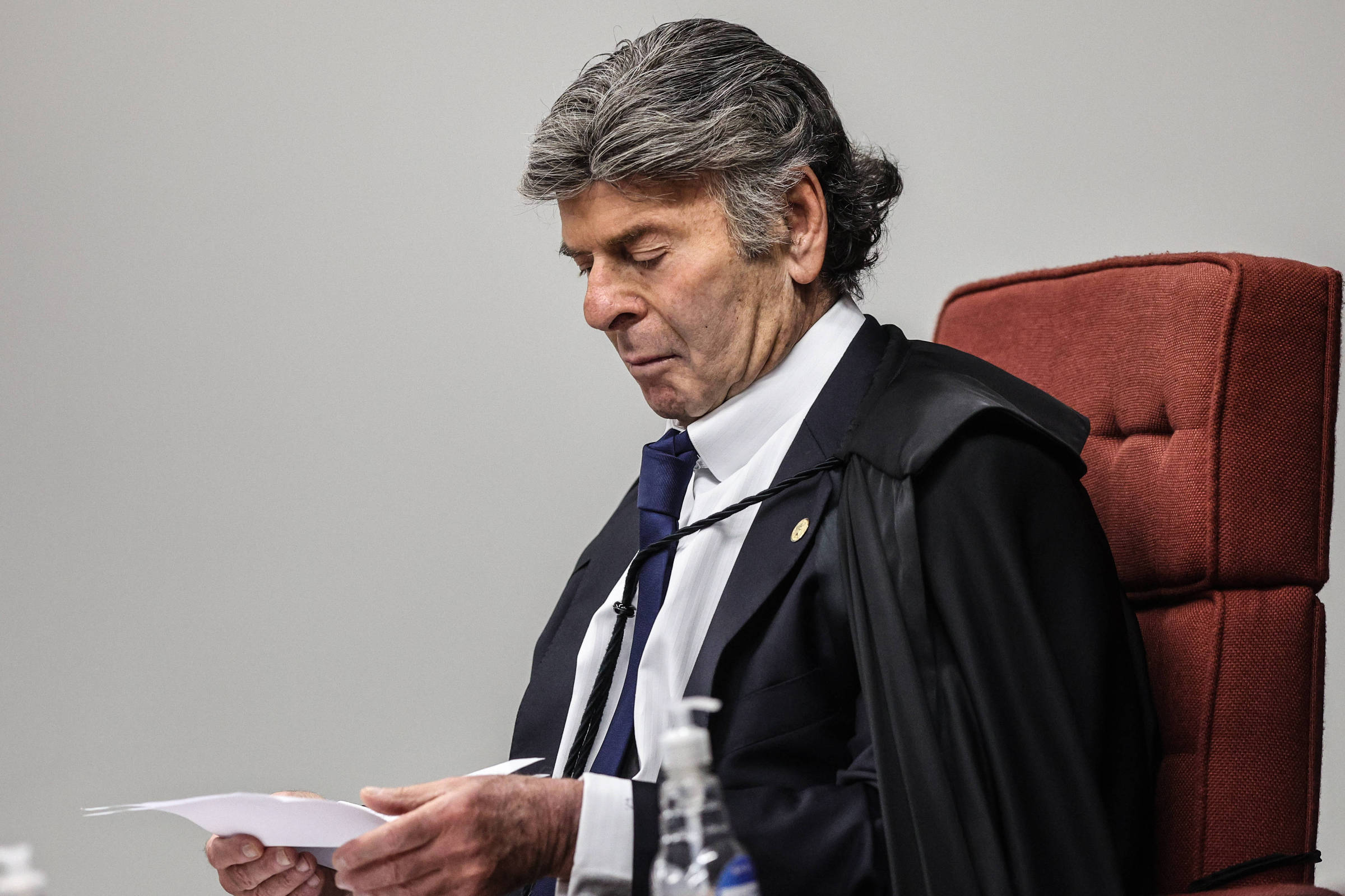 Fux pede devolução de voto sobre Bolsonaro para ajustes - 20/10/2025 - Brasília Hoje