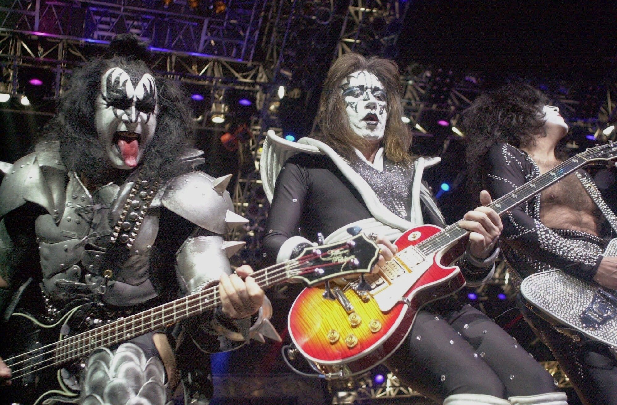 Gene Simmons e ex-membros do Kiss homenageiam Ace Frehley, morto aos 74: 'Estamos devastados'