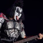 Gene Simmons se envolve em acidente de carro após desmaiar ao volante