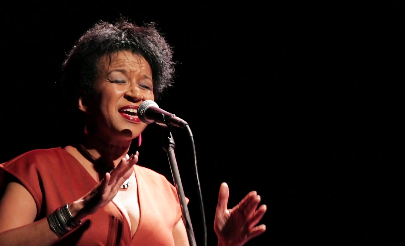 Juçara Marçal tem lançado álbum com  o show em que a morte lhe caiu bem