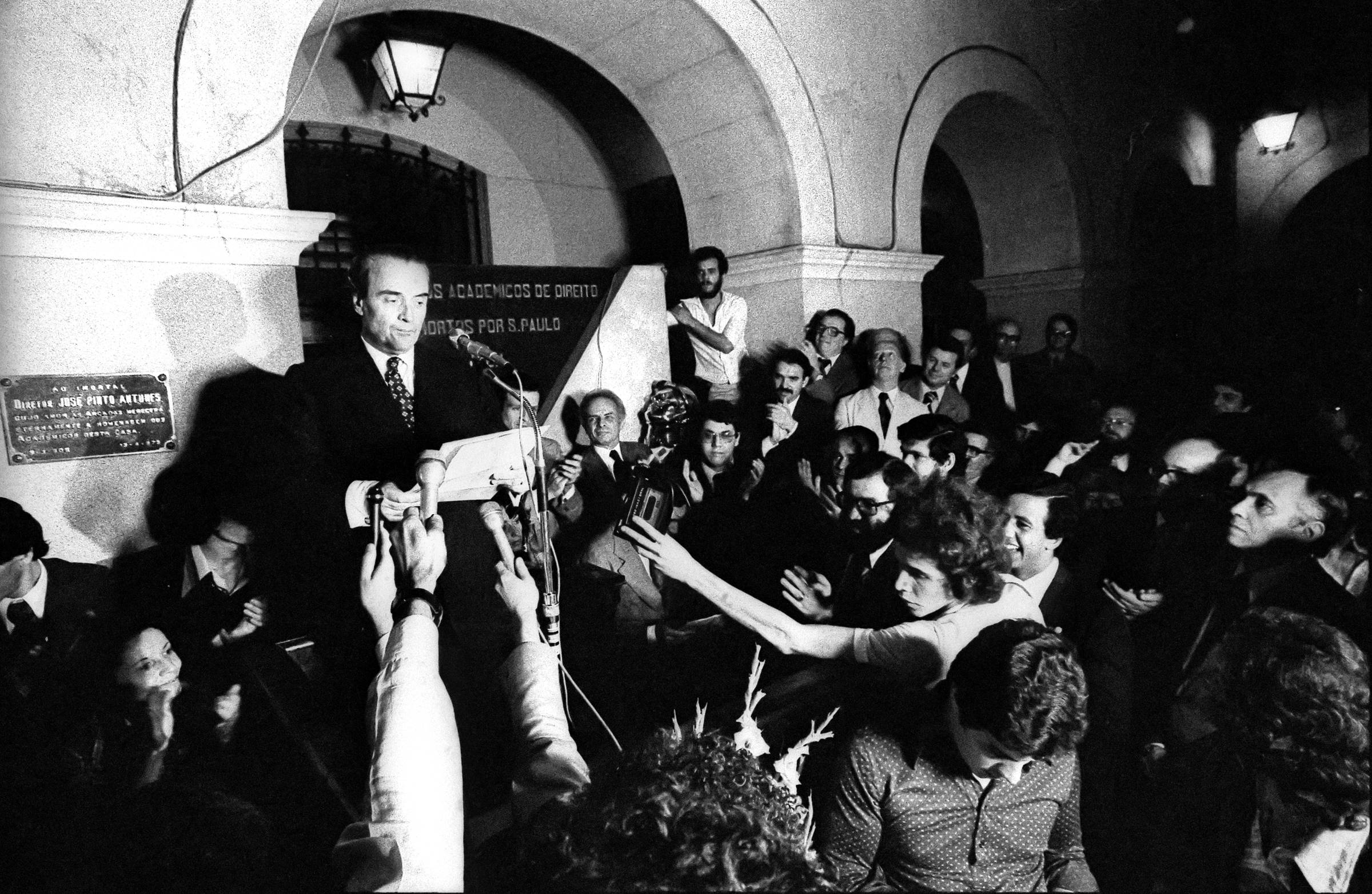 Livro lembra luta dos estudantes da USP contra ditadura - 11/10/2025 - Poder