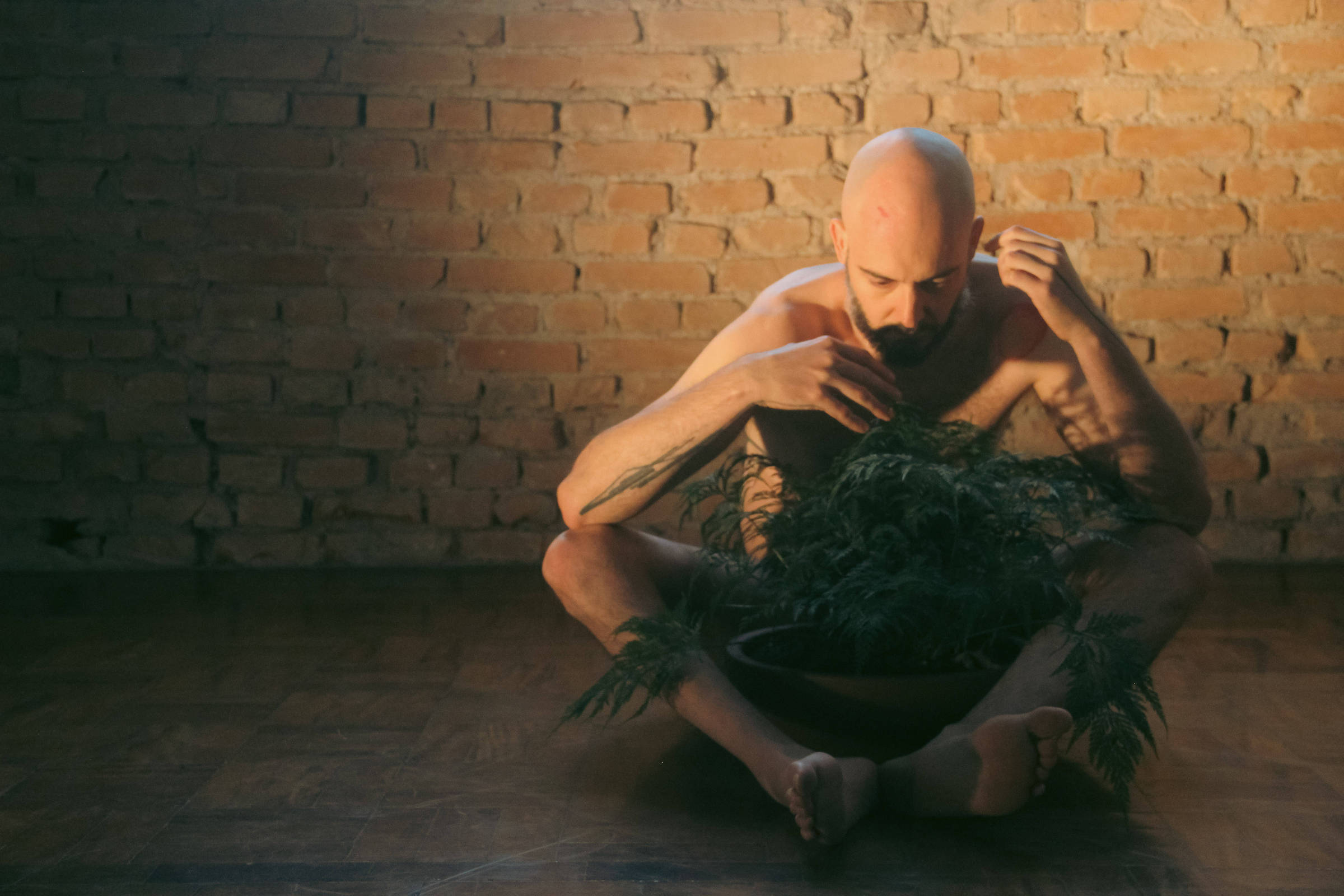 Peça explora abandono, por homens e deuses, de personagem à dor