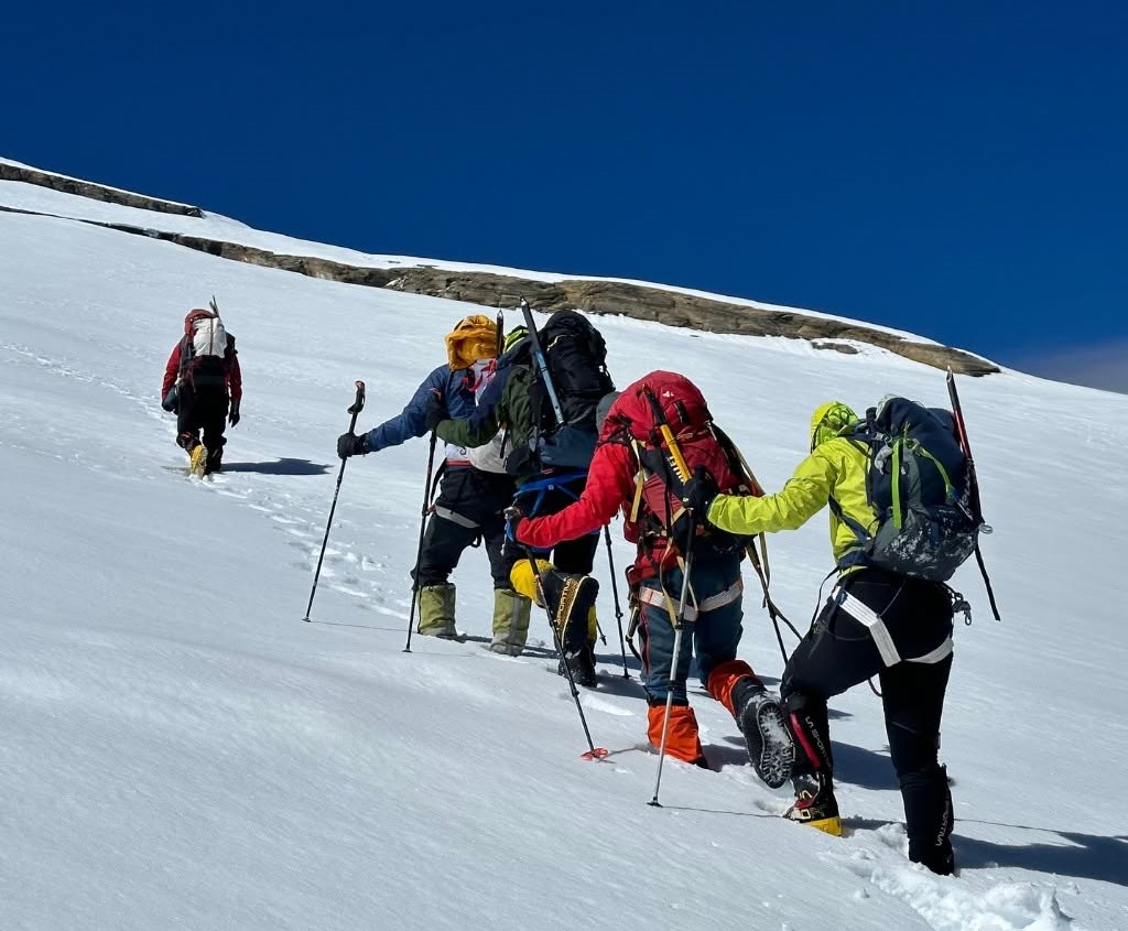 Quase mil pessoas ficam presas no lado tibetano do Monte Everest devido a uma nevasca