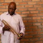 Trompetista Walmir Gil acerta contas afetivas com João Donato em álbum feito com quinteto de afro jazz latino