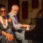 Áurea Martins e Cristovão Bastos destilam amores e mágoas à meia-luz na atmosfera íntima do álbum ‘Amizade’