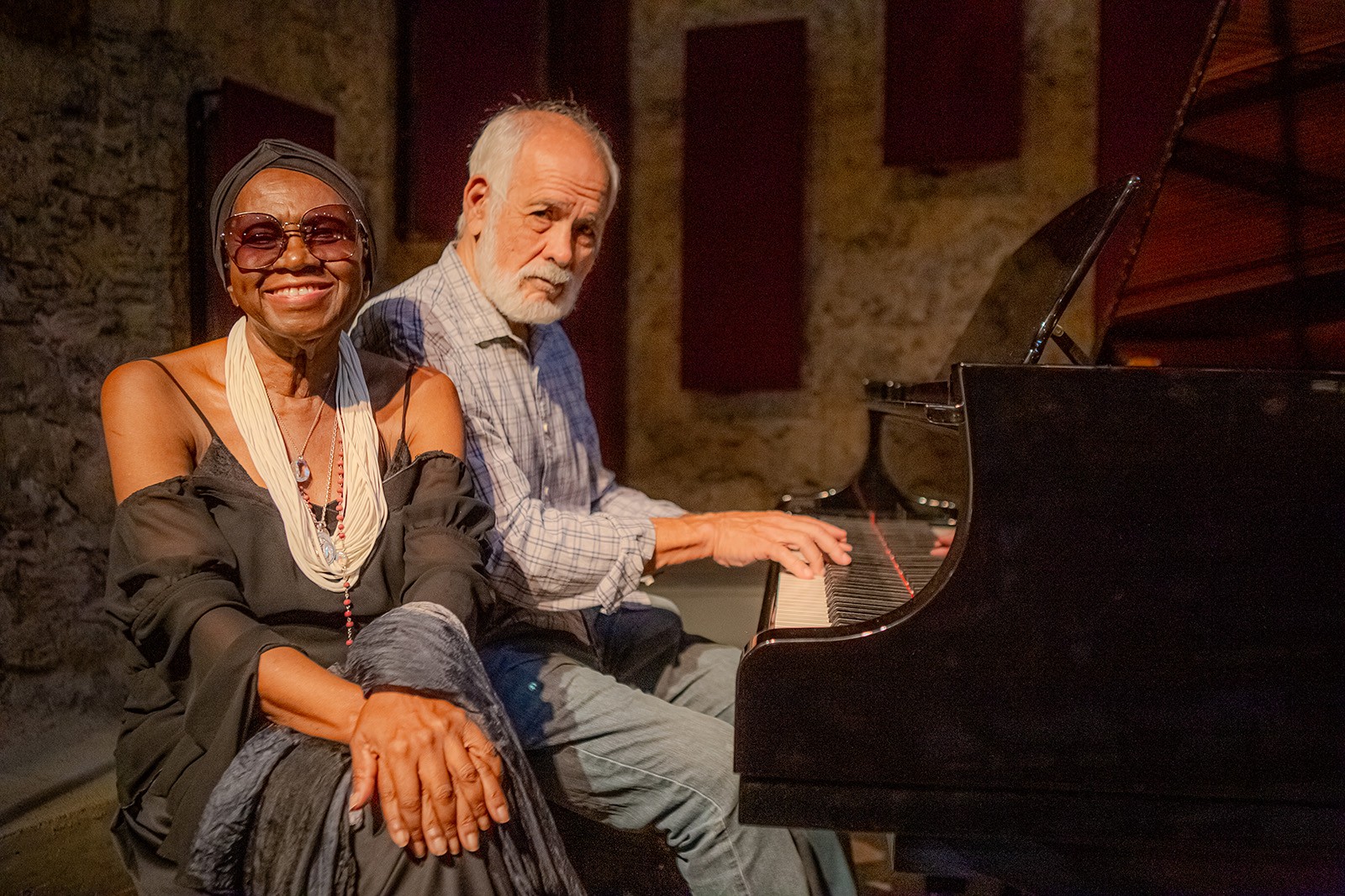 Áurea Martins e Cristovão Bastos destilam amores e mágoas à meia-luz na atmosfera íntima do álbum ‘Amizade’