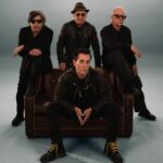 Capital Inicial se 'movimenta', sem sair do lugar de conforto, em EP com faixas inéditas produzidas por Douglas Moda