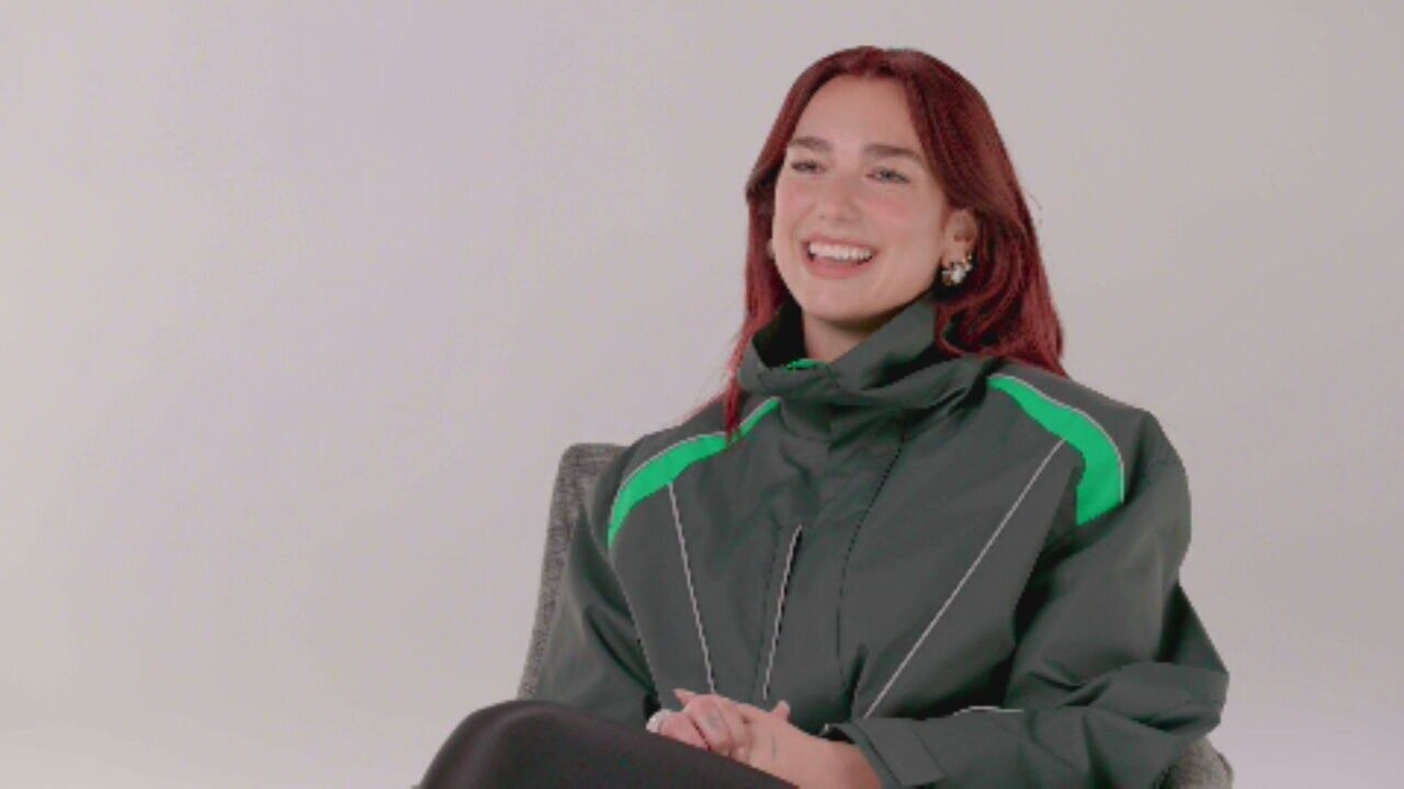 Dua Lipa entre páginas brasileiras: Cantora ganha livro de Clarice Dua Lipa entre páginas brasileiras: Cantora ganha livro de Clarice Lispector e divulga Djamila Ribeiro