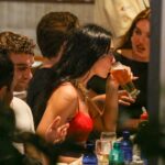 Dua Lipa toma chope em restaurante no Baixo Gávea